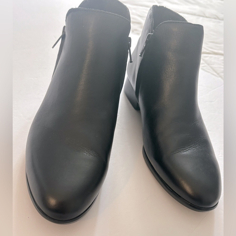Munro Averee sleek double zipper black leather ankle boots. Color black size 7M